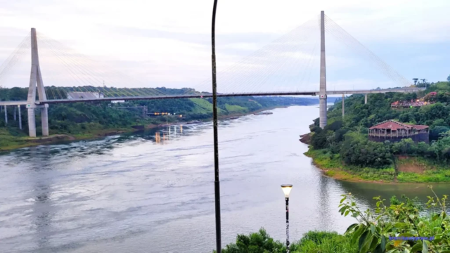 Tres Fronteres Argentyna - po lewej Paragwaj, po prawej Brazylia a ja jestem w Argentynie Tres Fronteres Argentyna