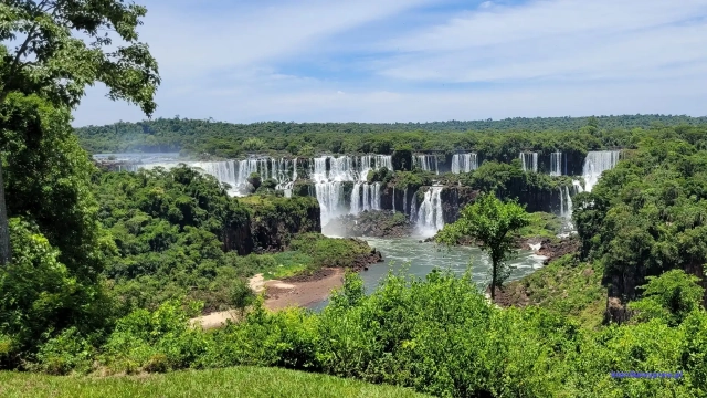 Brazylia wodospady Iguazu - widok na wodospady po stronie Argentyny Brazylia wodospady Iguazu