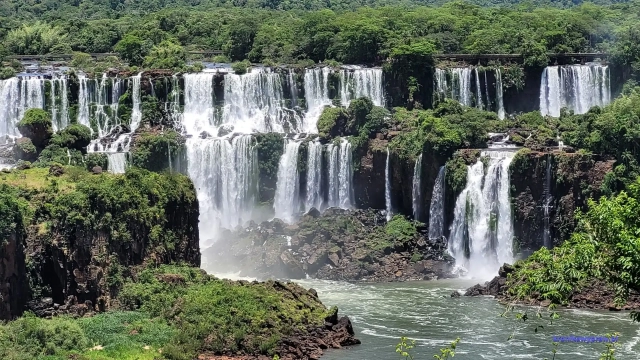 Brazylia wodospady Iguazu - widok na wodospady po stronie Argentyny Brazylia wodospady Iguazu