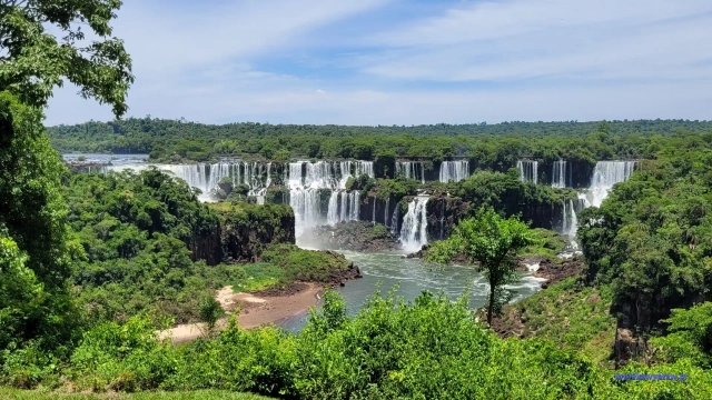 Brazylia wodospady Iguazu - widok na wodospady po stronie Argentyny Brazylia wodospady Iguazu