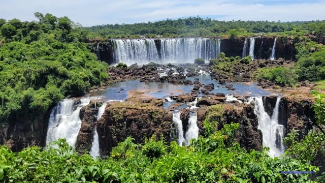 Brazylia wodospady Iguazu - widok na wodospady po stronie Argentyny Brazylia wodospady Iguazu